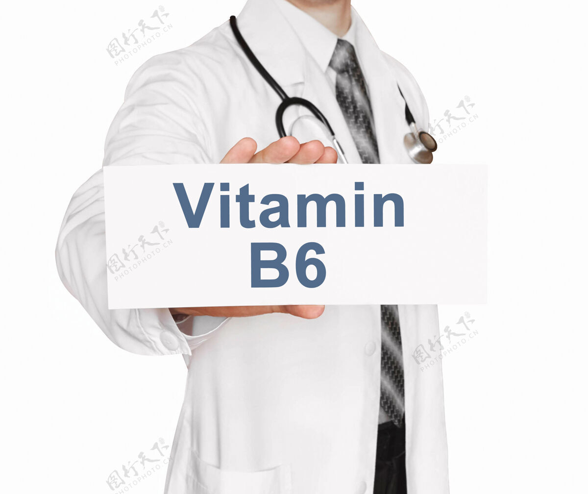 女人医生拿着维生素b6的卡片 医学概念预防药品书写