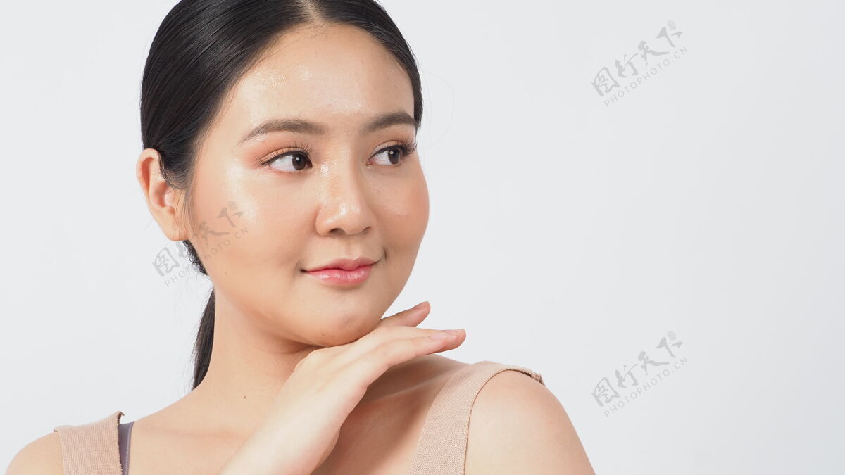 完美无瑕美容护肤concept.young公司亚洲女性美容美脸化妆护肤化妆品 显示自然健康柔软 坚定和永恒的面部皮肤化妆品年轻中国