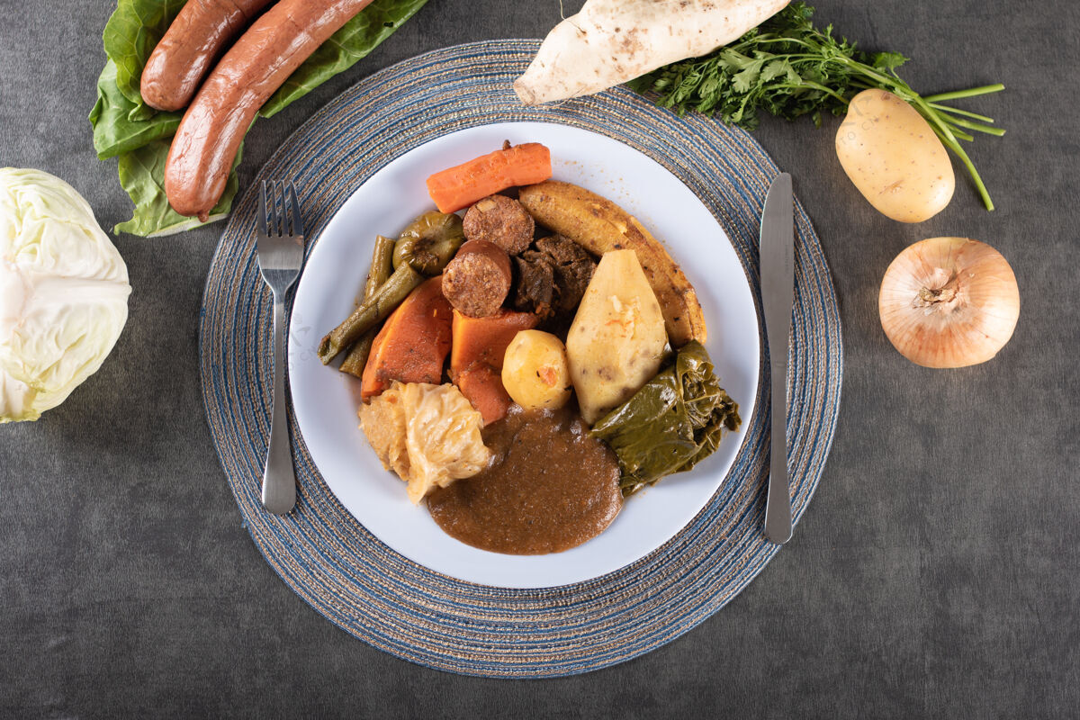 胡萝卜Cozido是一道巴西菜 放在灰色的桌子和顶视图上巴西食物菜肴美食