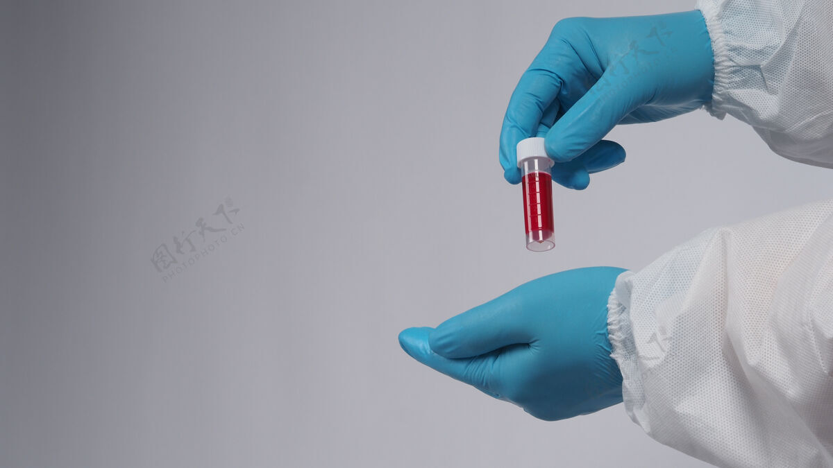 科学血圆管19测试医生手拿血样管在实验室进行分析技术员戴着医用手套拿着血样管进行检测医学生物化学液体