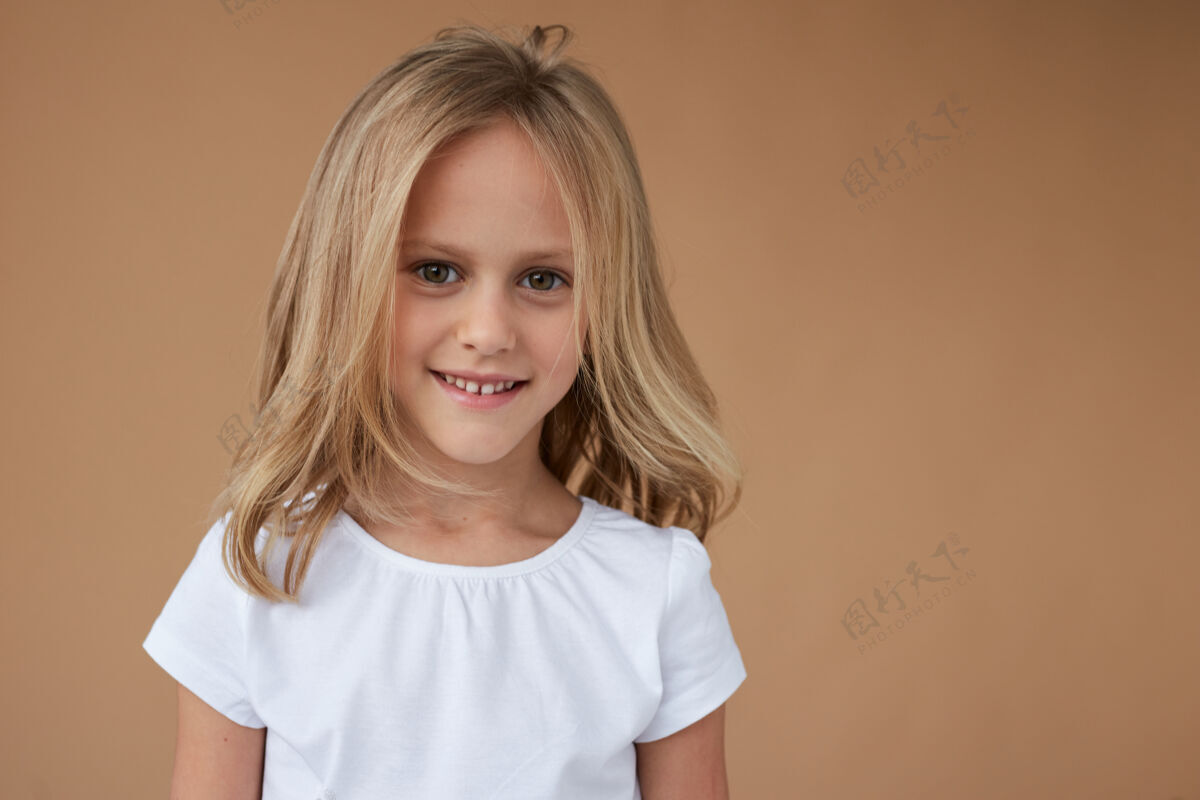 孩子特写正面肖像美丽的小女孩波浪金发 穿着白色衣服小童年时尚