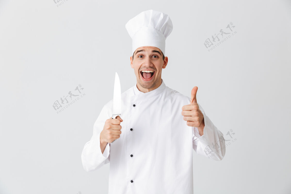 职业快乐厨师厨师穿着制服拿着刀隔着白墙饮食厨师美食家