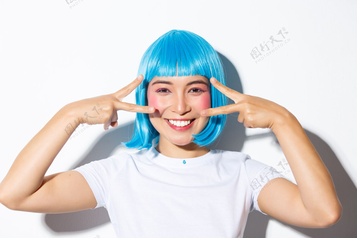表情戴蓝色假发的亚洲女孩摆姿势假发女人女人