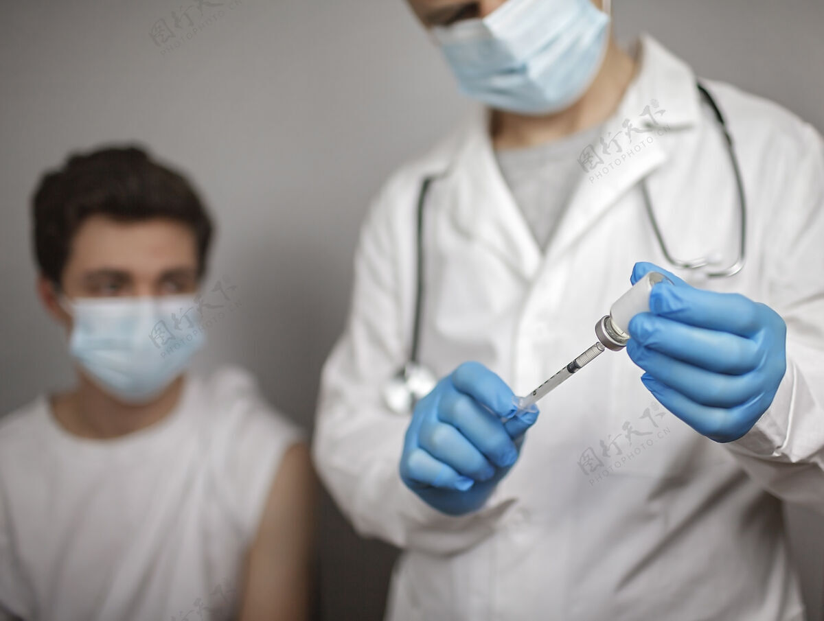 安瓿医生戴着医用口罩和手套 拿着装有冠状病毒疫苗的安瓿和注射器病人瓶子疫苗