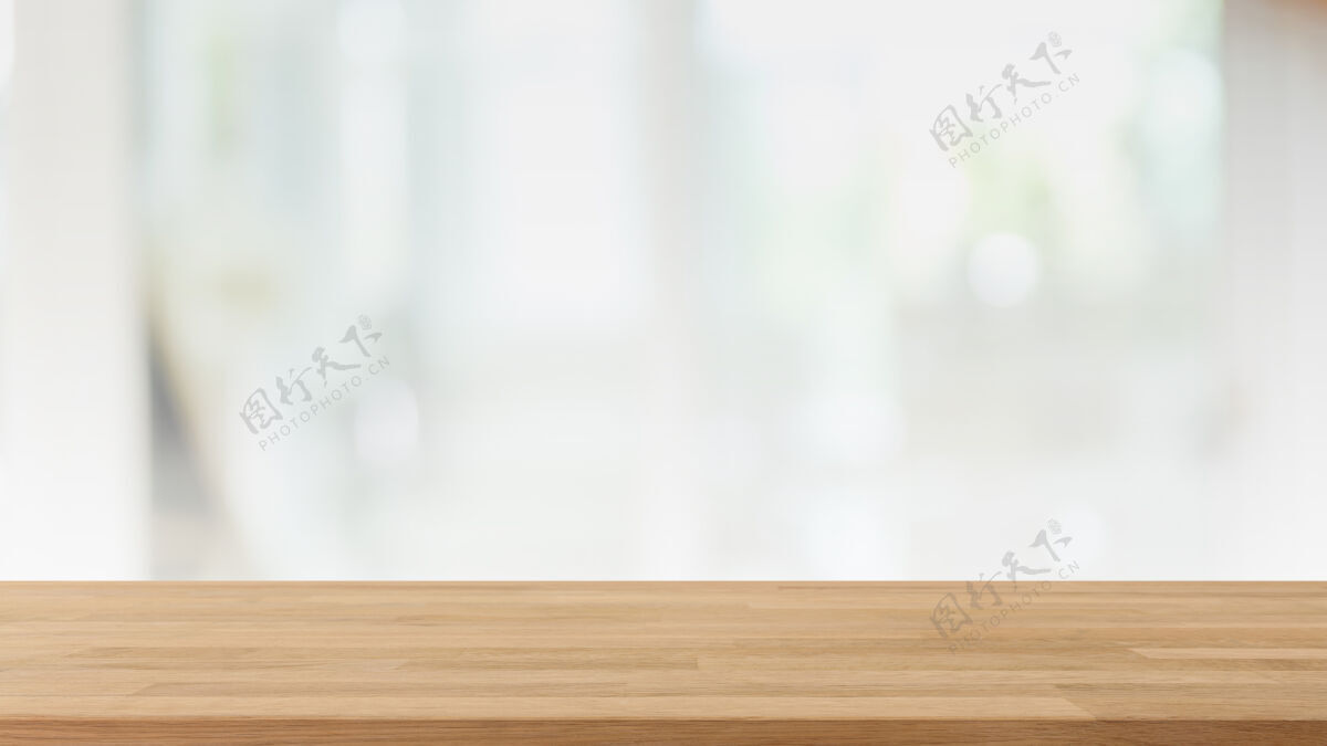柜台空木桌面和模糊玻璃窗内部桌子木头架子