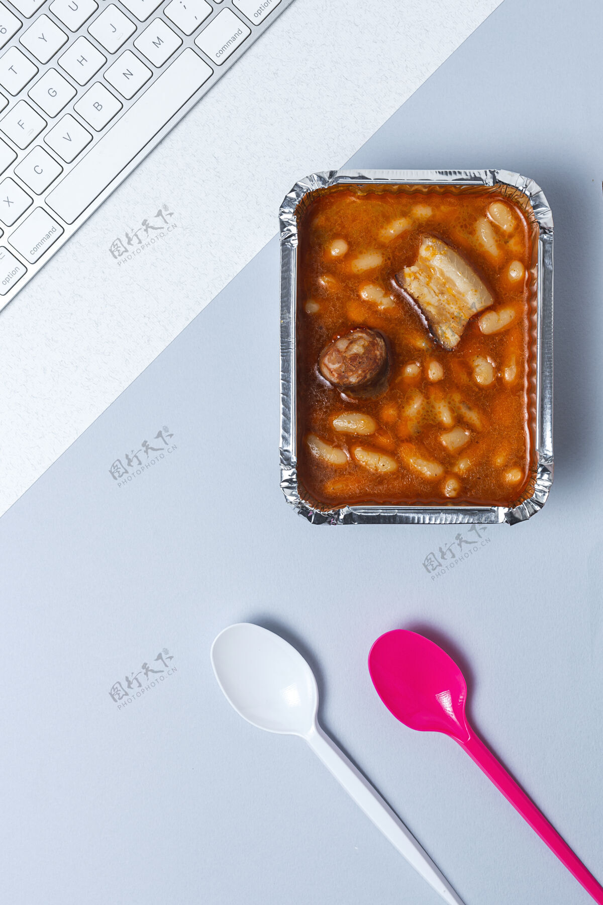 烹饪午餐在工作场所豆子与香肠和肉在铝容器上餐桌食品送货豆类肉即食