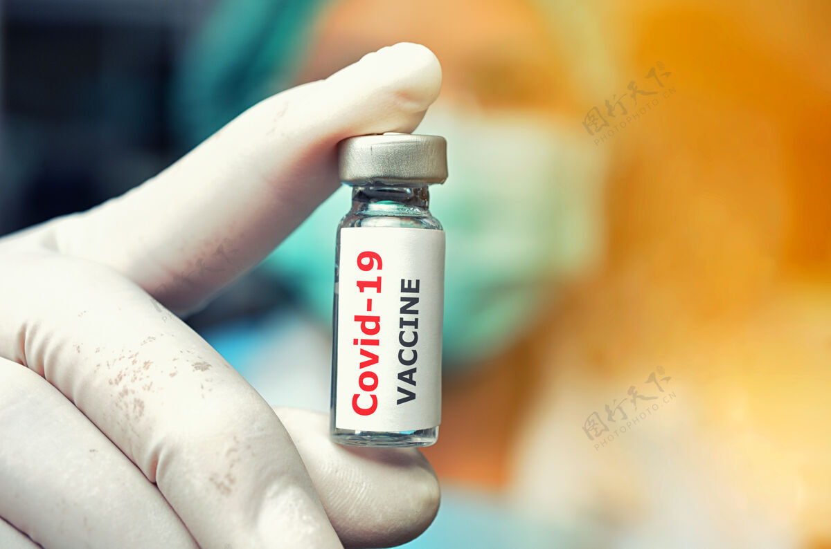流行病Covid-19冠状病毒疫苗在医生 研究员 科学家手把手放在肩上 用注射器和瓶子盛装疫苗冠状病毒.医疗保健医学 实验室概念实验室大流行疾病