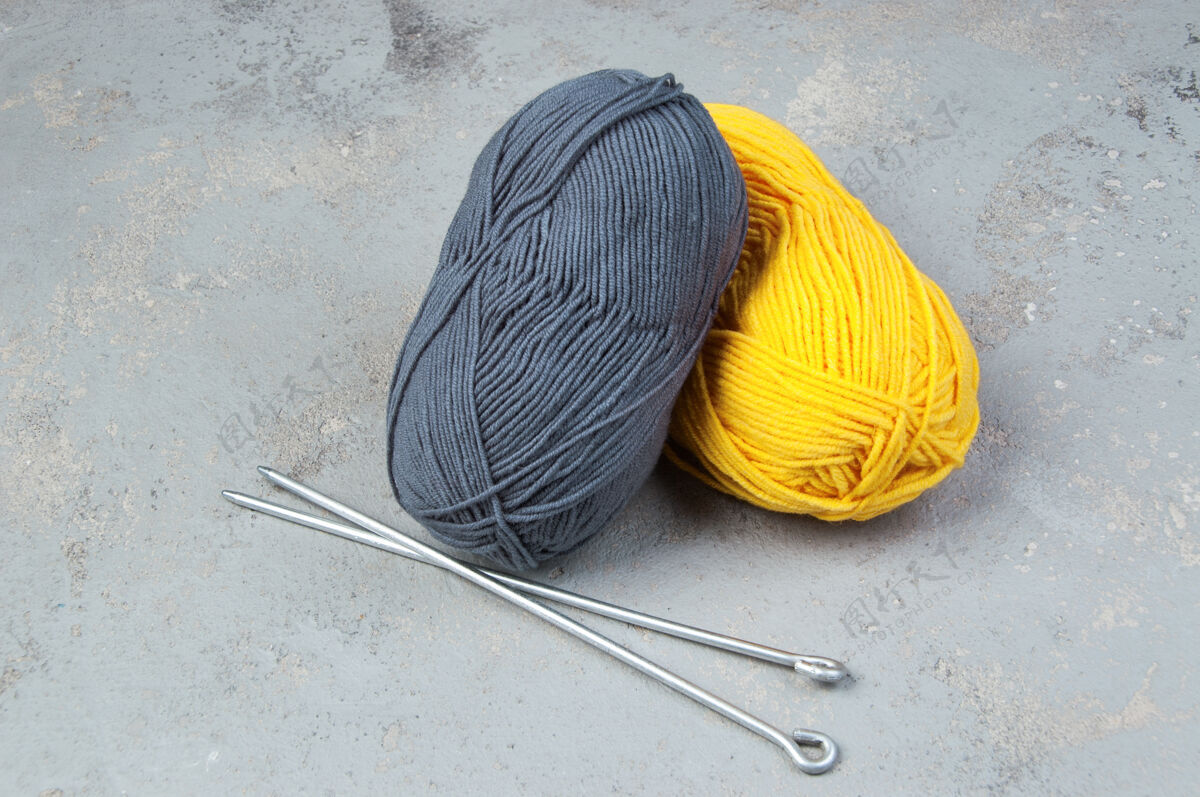 纱线2021年的颜色黄色和灰色的羊毛骨架纱线.线用于针织和钩编创意和爱好颜色针绞纱