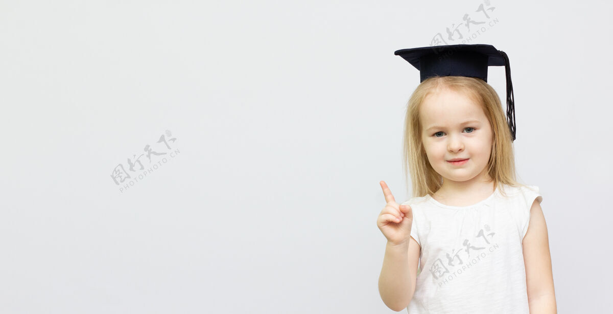 学前班戴着毕业帽的小女孩的肖像 白色背景上的复制空间被隔离了家庭学生女孩