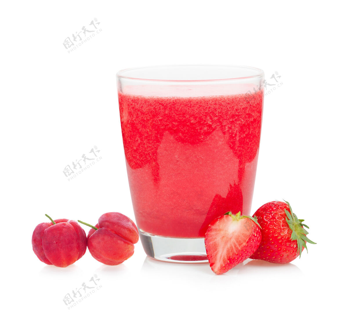 冰沙草莓冰沙和樱桃水果隔离在白色表面上早餐新鲜奶昔