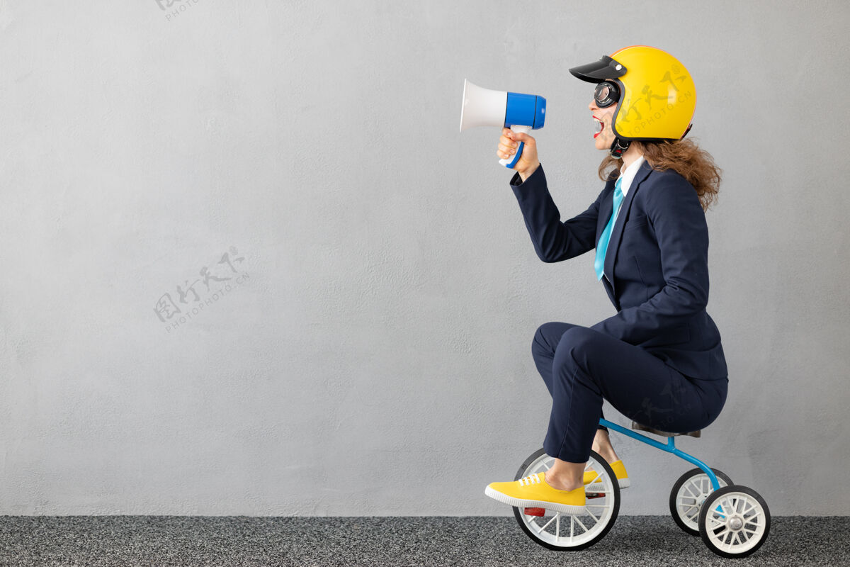 女商人成功的女商人在户外驾驶玩具车信息赢家骑行