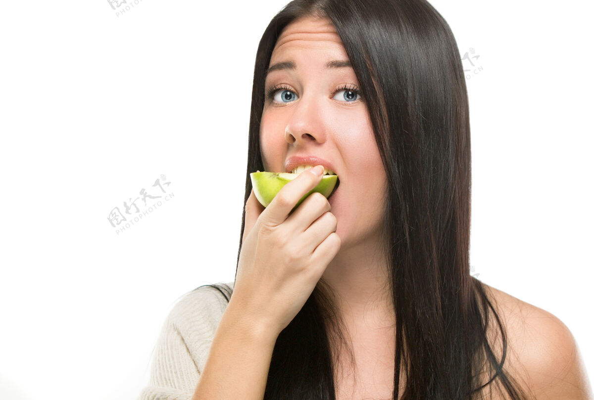 女孩一个女人试图咬一个新鲜的青苹果 她被隔离在白苹果上脸人营养