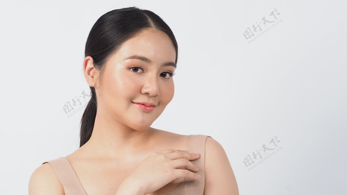 中国美容护肤concept.young公司亚洲女性美容美脸化妆护肤化妆品 显示自然健康柔软 坚定和永恒的面部皮肤微笑面部化妆品