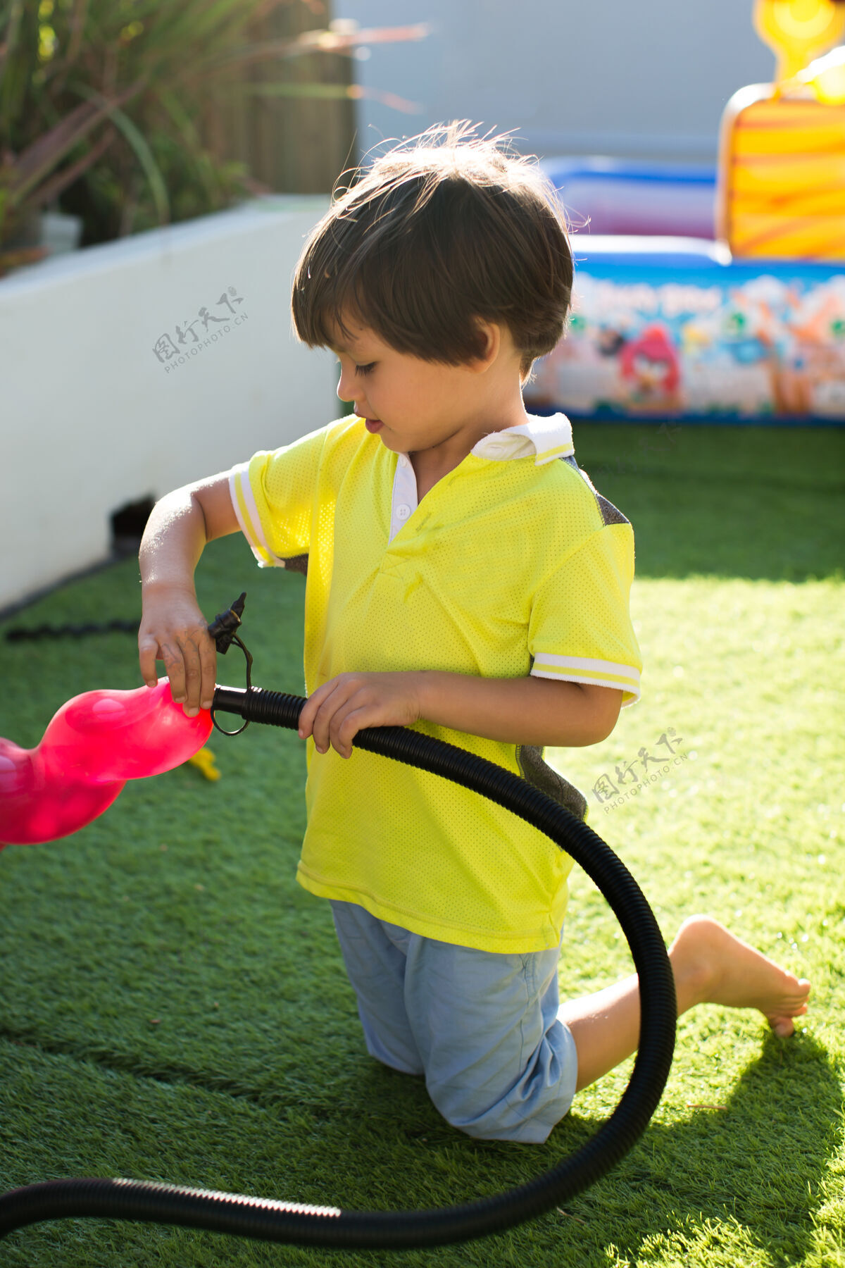 大儿童泵在孩子的生日聚会上给气球充气运动户外泵