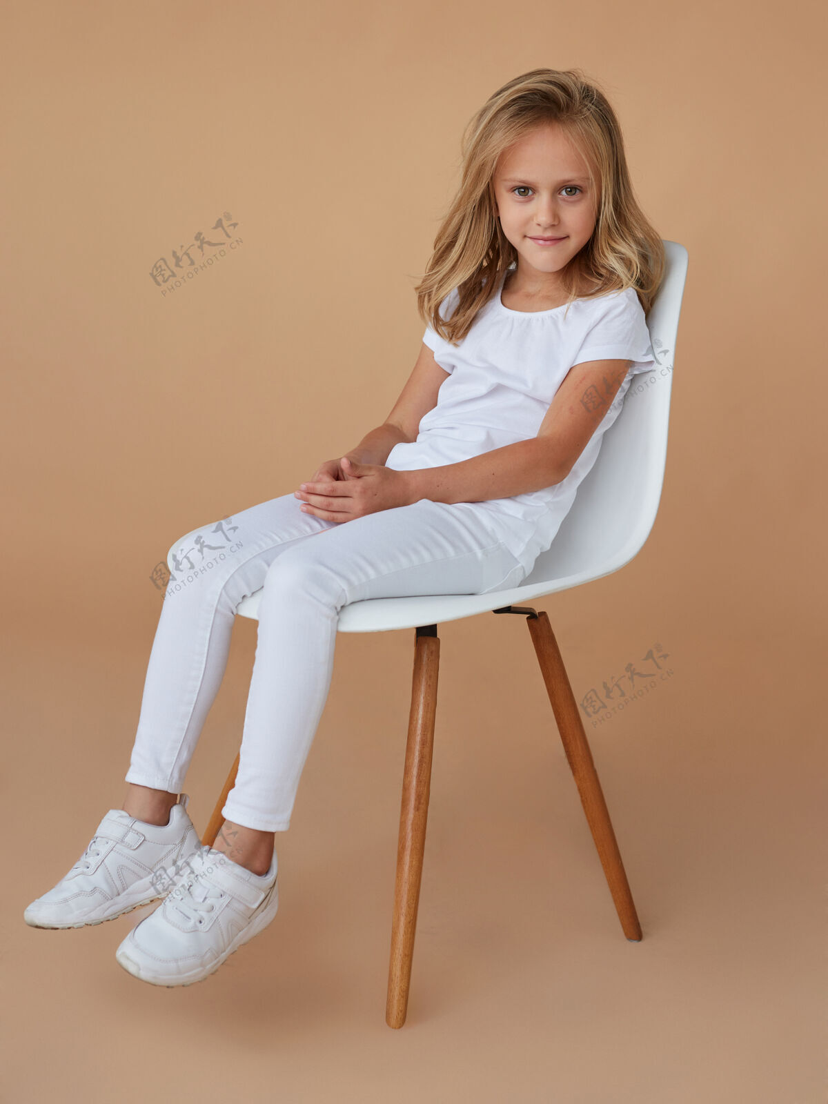 白布一头金色卷发 穿着白色衣服 坐在椅子上 满脸笑容的小女孩工作室孩子童年