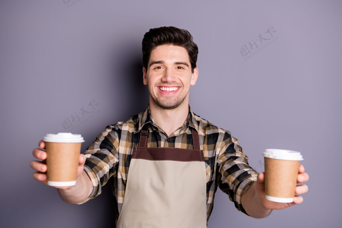 深色照片中开朗积极的帅哥露出牙齿 牙牙学语地笑着捧着两杯咖啡 为你选择与世隔绝的灰色墙壁休息企业家职业