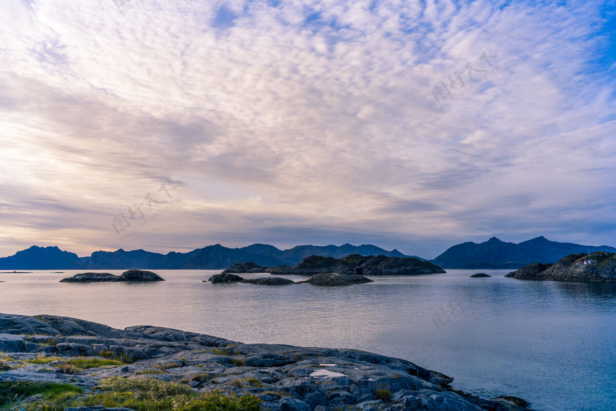 自然挪威洛弗顿的海与山景观洛弗顿云户外