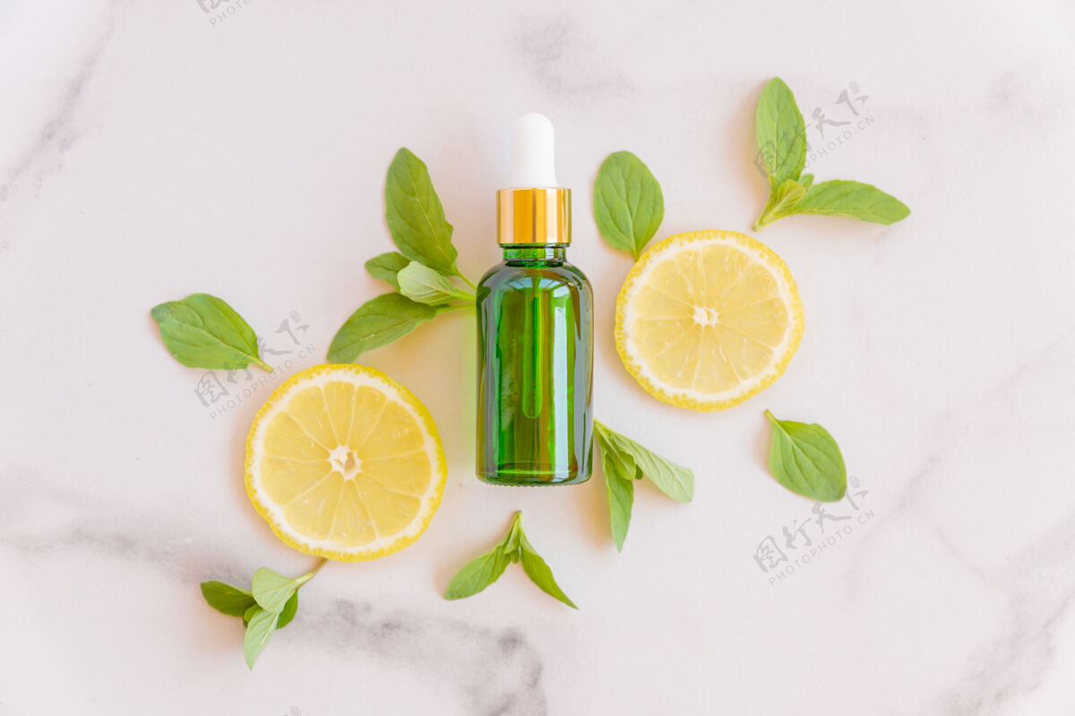 草药维生素c血清在化妆瓶柠檬柑橘片绿叶大理石表面吸管血清产品