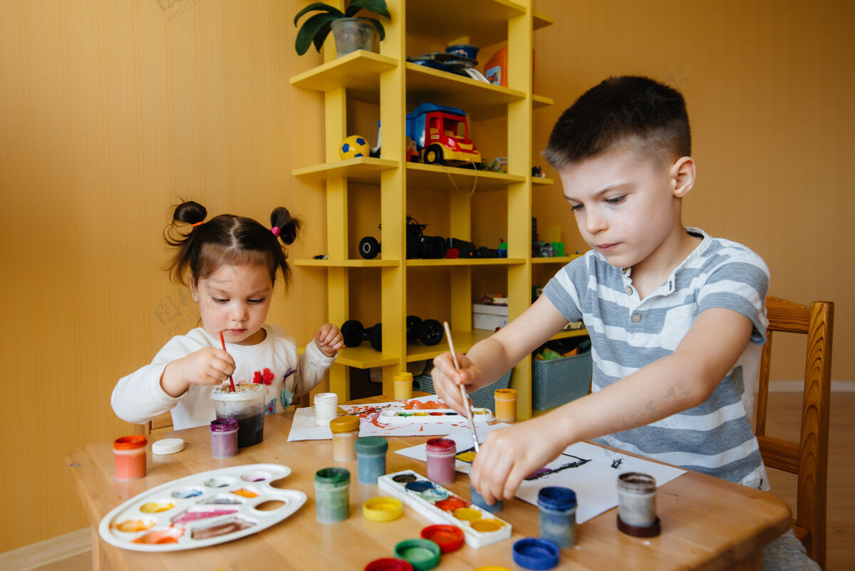 小一个男孩和一个女孩一起玩耍 画画 娱乐 呆在家里学习呆在家里色彩