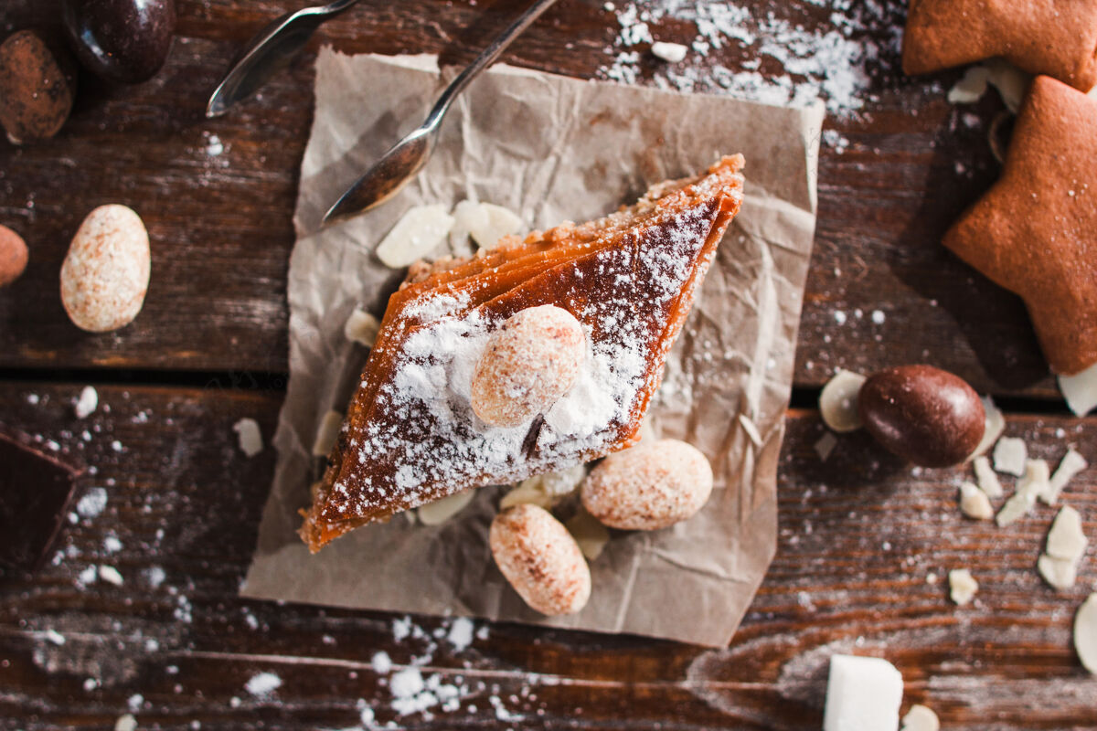 坚果餐巾纸上放着坚果的甜面包木桌上的顶视图糖糖果食品