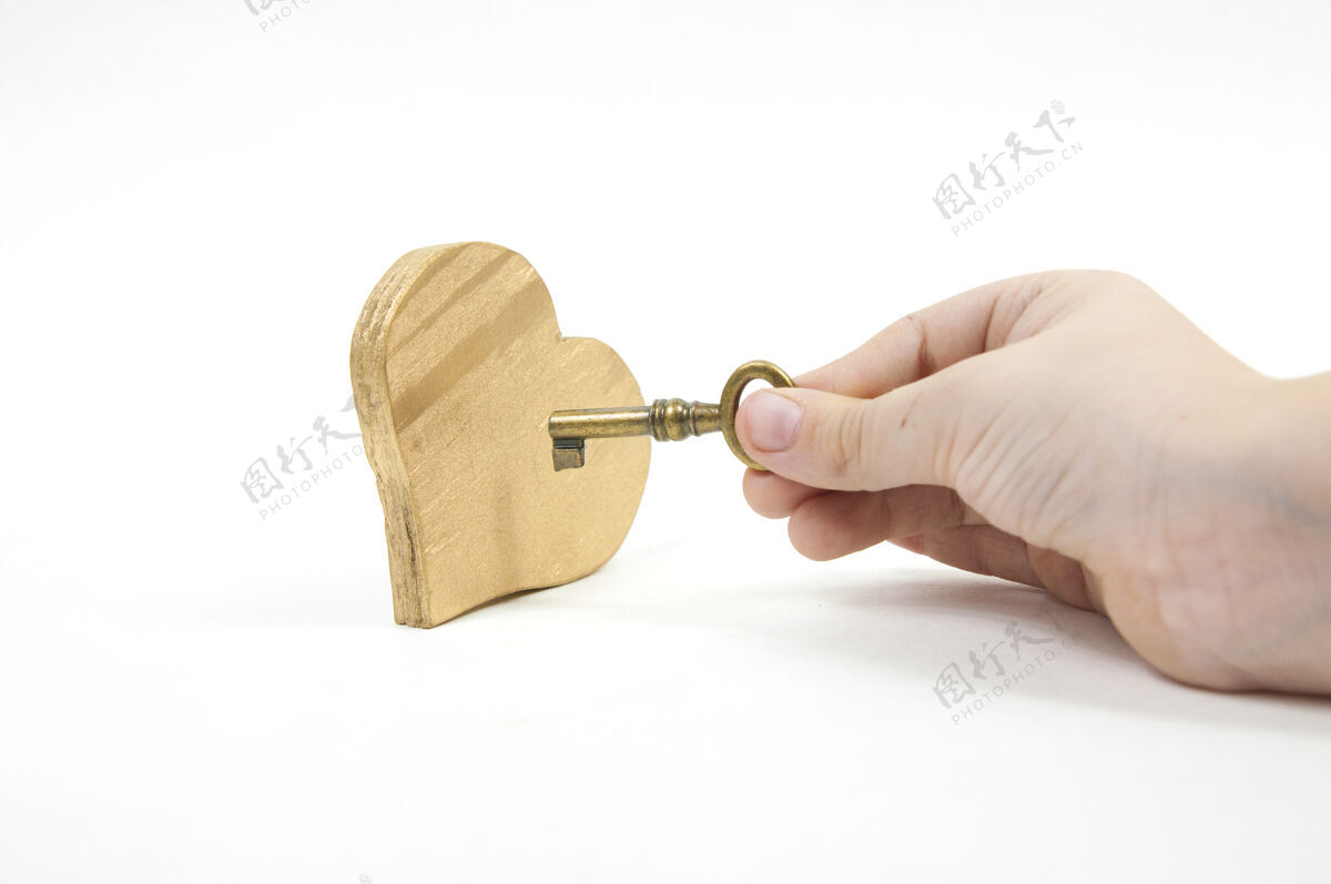 旧钥匙在手 钥匙打开心扉 白墙隔离浪漫关系钥匙