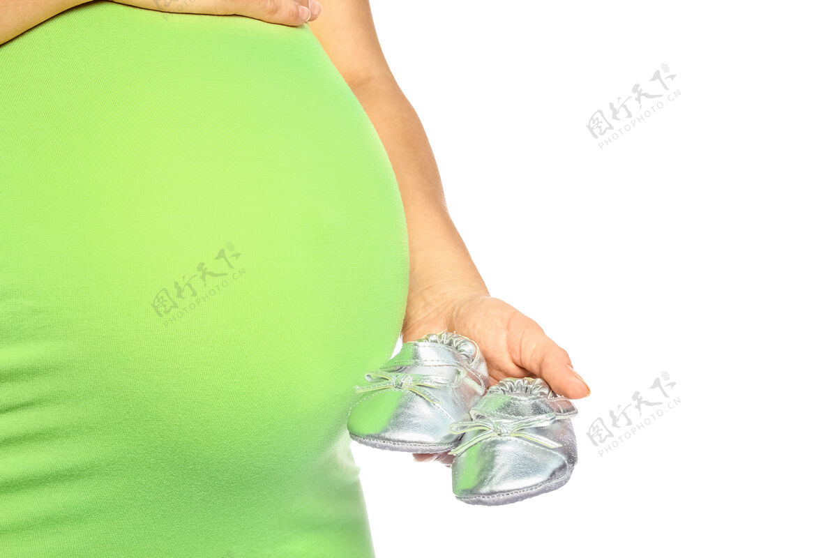 怀孕快乐的怀孕女孩躺在白色的背景上身体父母怀孕