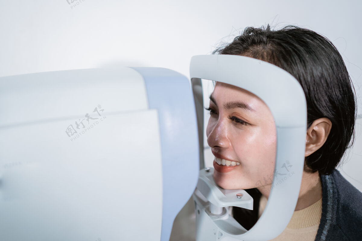 眼科一位女士正在眼科门诊室用验光机进行检查研究视觉诊断