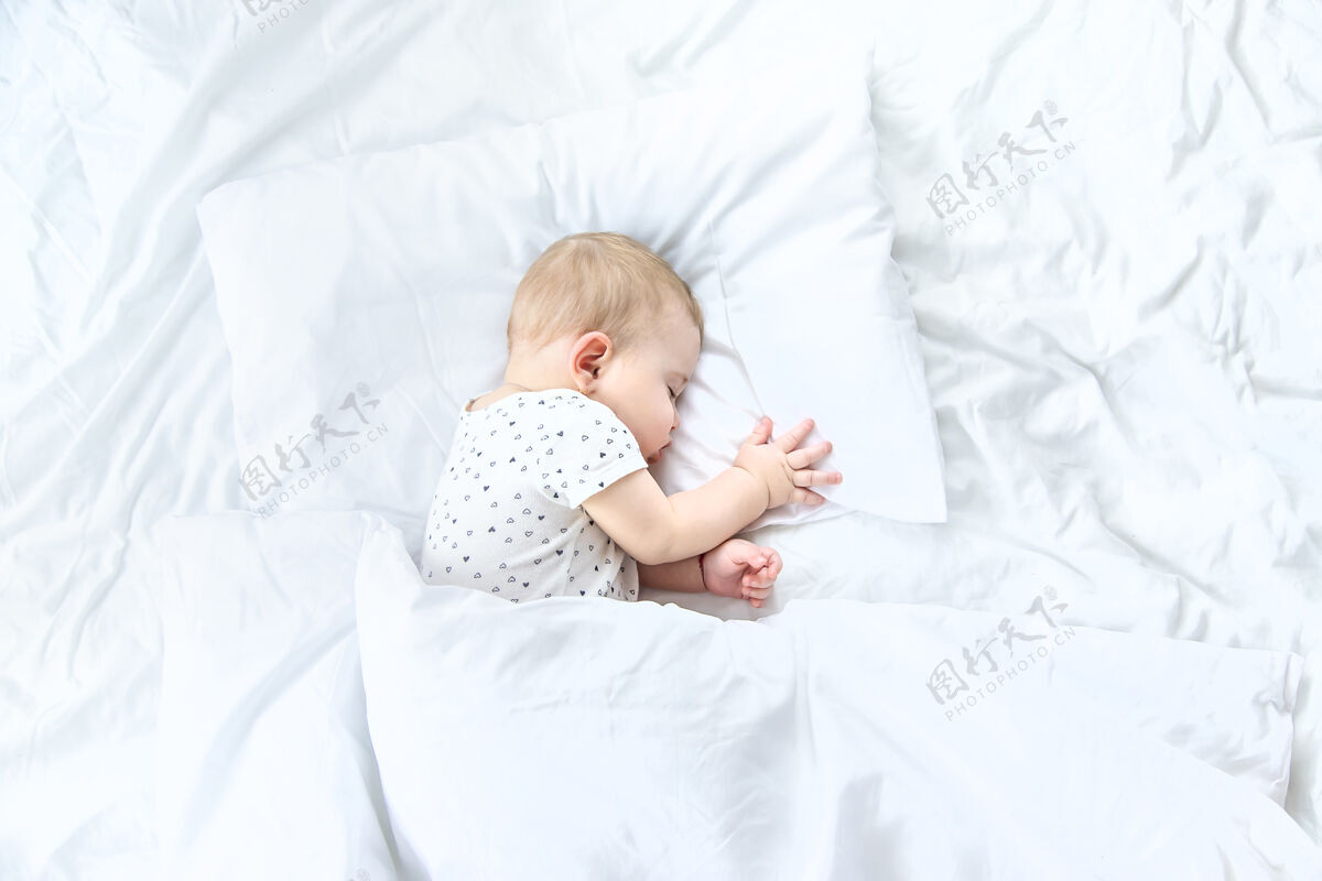 平静宝宝睡在白色的床上可爱休息人