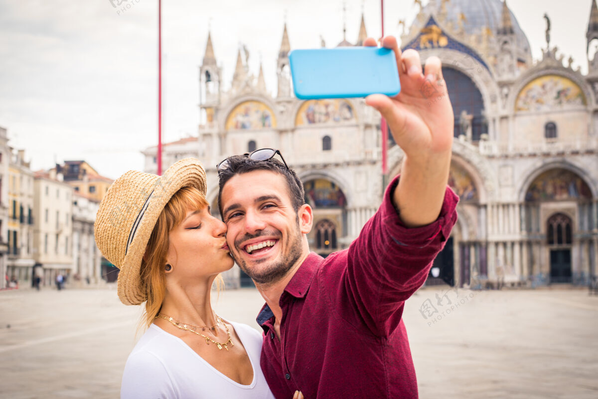 人年轻夫妇在威尼斯游玩-游客在意大利旅游和观光威尼斯最相关的地标-关于生活方式 旅游 旅游的概念运河城市情人