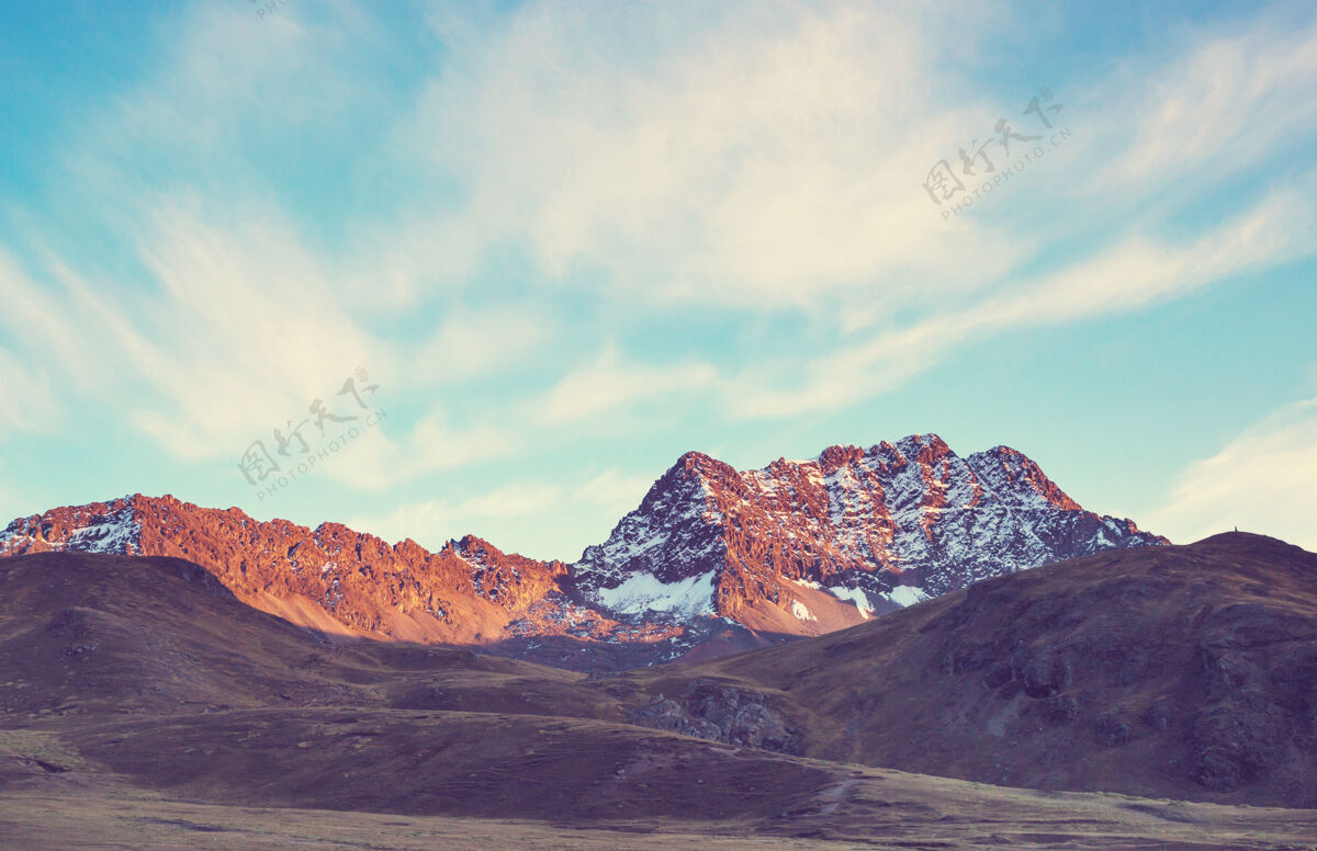 泻湖美丽的山脉风景在科迪勒拉华亚什 秘鲁 南美洲蓝色风景宁静