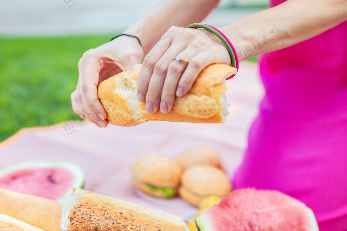 营养新鲜面包在为野餐准备食物时 由一位和蔼可亲的女士提供美味的新鲜面包休息面包城市