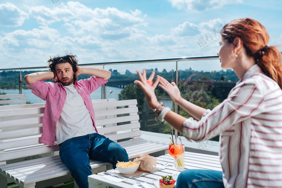 露台没有听卷发帅哥假装没有听他的女朋友 而在阳台上浪漫的晚餐薯条汉堡空气