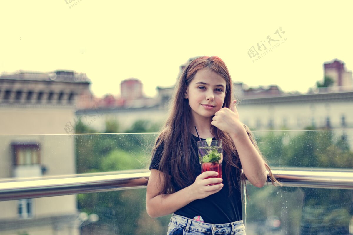 人一个年轻人在咖啡馆里喝冷饮day.girl穿着黑色t-shirt.teenager!人 夏天 女孩 可爱 快乐 咖啡馆 人 酒吧 鸡尾酒 青少年 女性 年轻 美丽 肖像 美味 成人 阳台 休闲 露台 Mocktail 享受 青少年