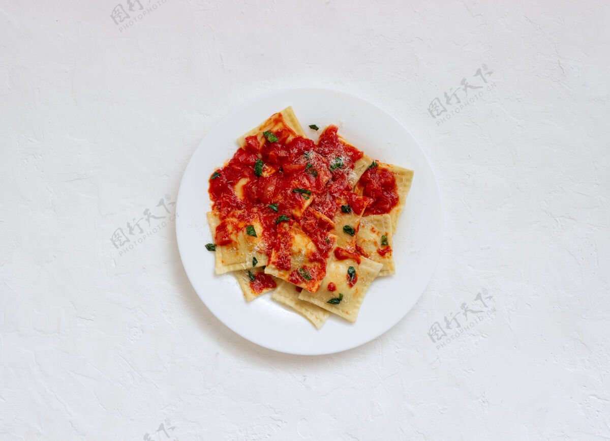 意大利乳清干酪馄饨配番茄酱 菠菜和帕尔玛干酪健康饮食素食意大利料理意大利饺子菠菜小麦