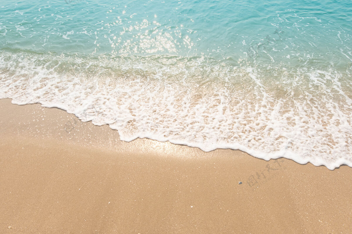 热带蓝色的海浪阳光反射沙滩背景温暖季节放松