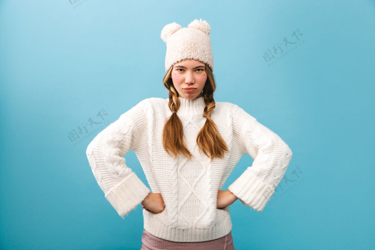 概念心烦意乱的女孩穿着毛衣孤立地站着时尚时尚魅力