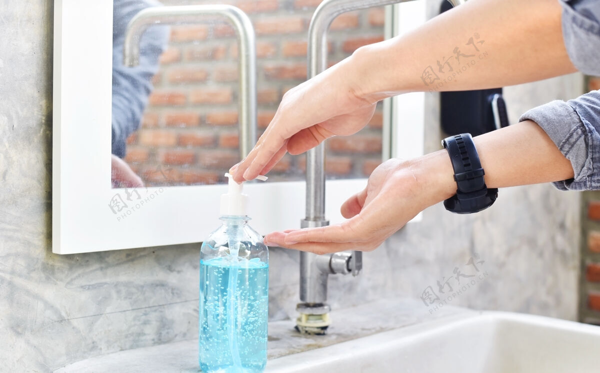 洗手一个男人用肥皂洗手时的特写镜头 卫生概念人擦洗人