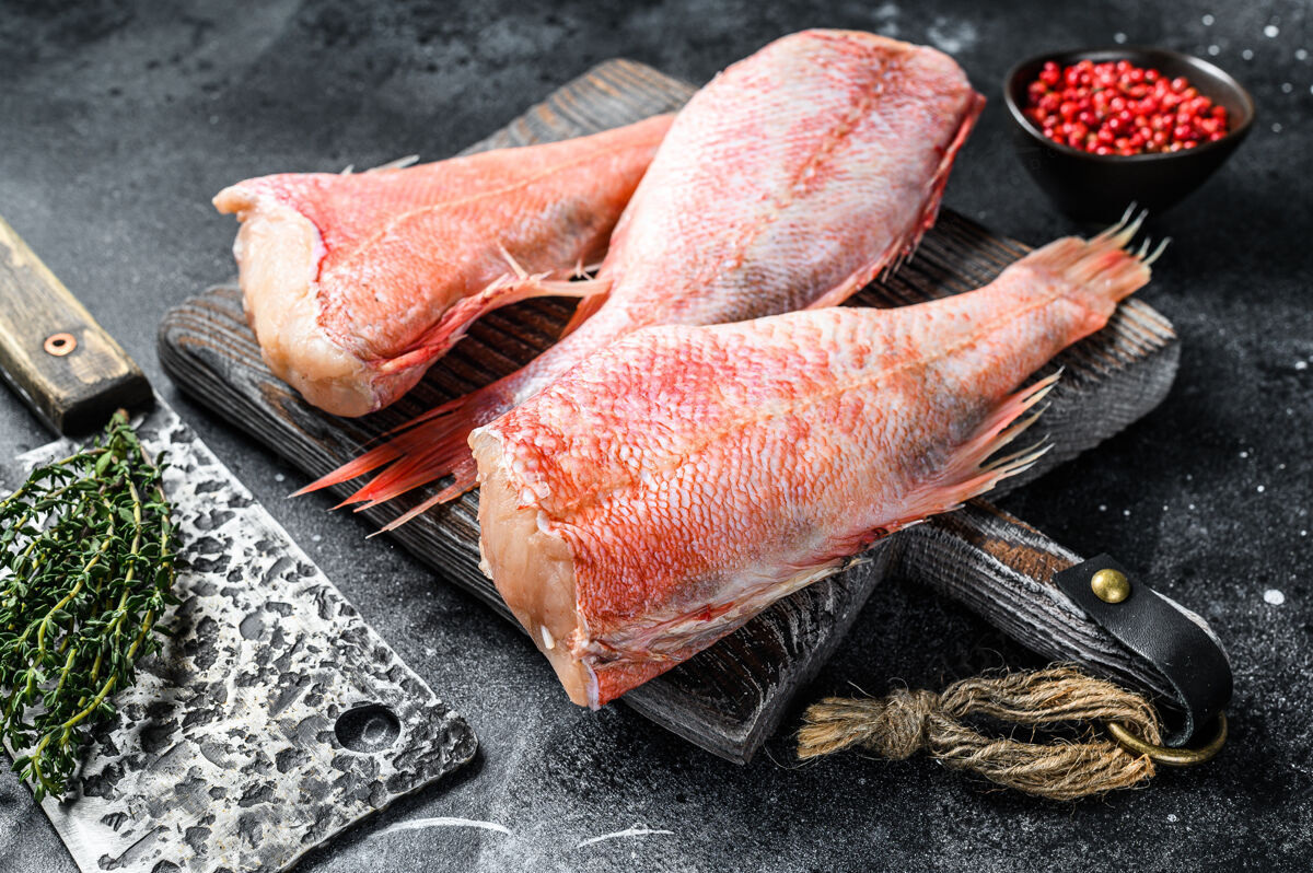 迷迭香生的红鲈鱼或鲈鱼放在砧板上顶视图自然鲈鱼蛋白质