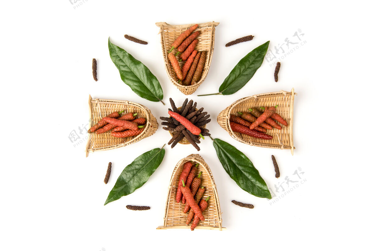 长胡椒长长的胡椒果实和绿色的叶子隔离在白色上俯视图 平放水果香料食品