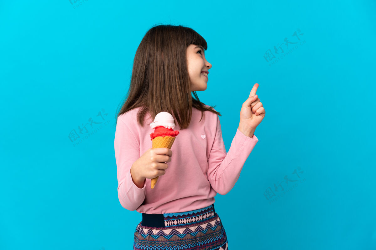 孩子孤立背景下的小女孩甜点人冰激凌