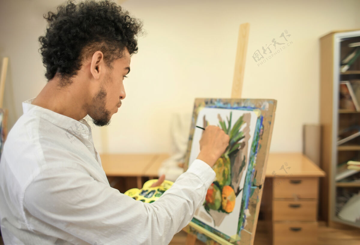 生活非裔美国艺术家在作坊里画静物画家工艺调色板