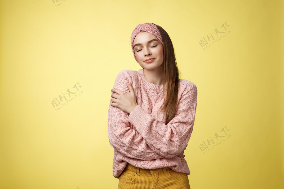 魅力穿粉红色毛衣的女人年轻积极顾客