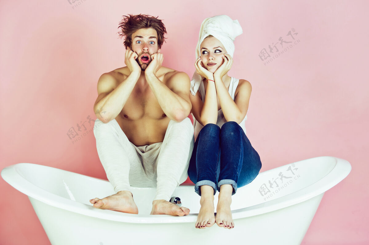 放松一对男女惊艳于浴缸spa和美容放松和卫生保健水洗发水浴缸