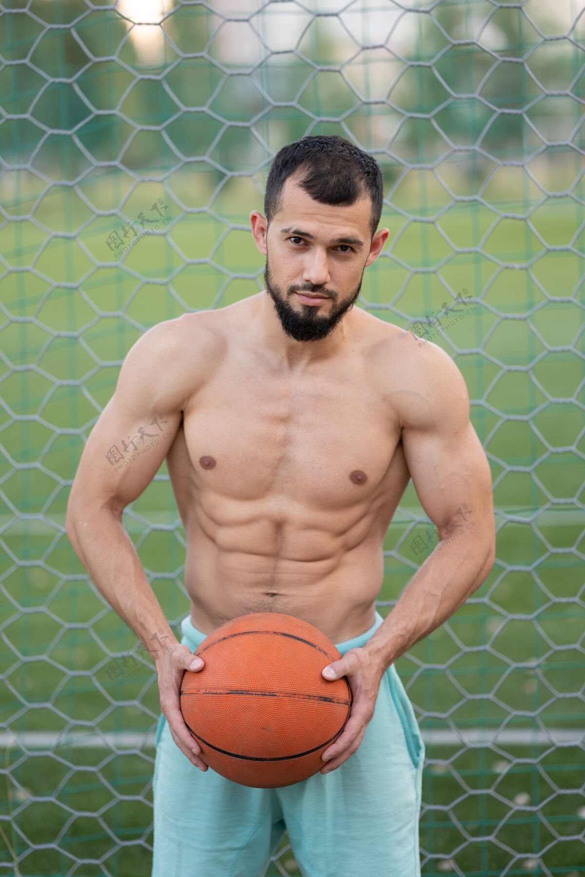训练年轻男子街头篮球运动员画像健身篮球网