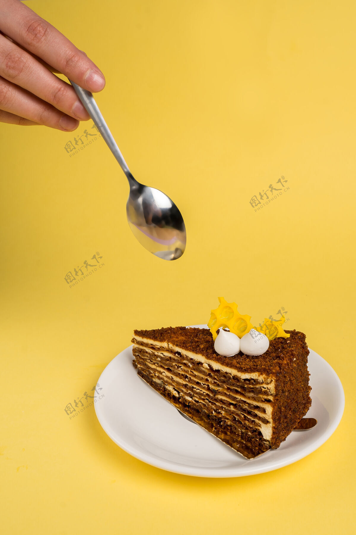 糖美味的早餐和蛋糕和红茶上黄色的背景顶视图复制空间小吃美味小块