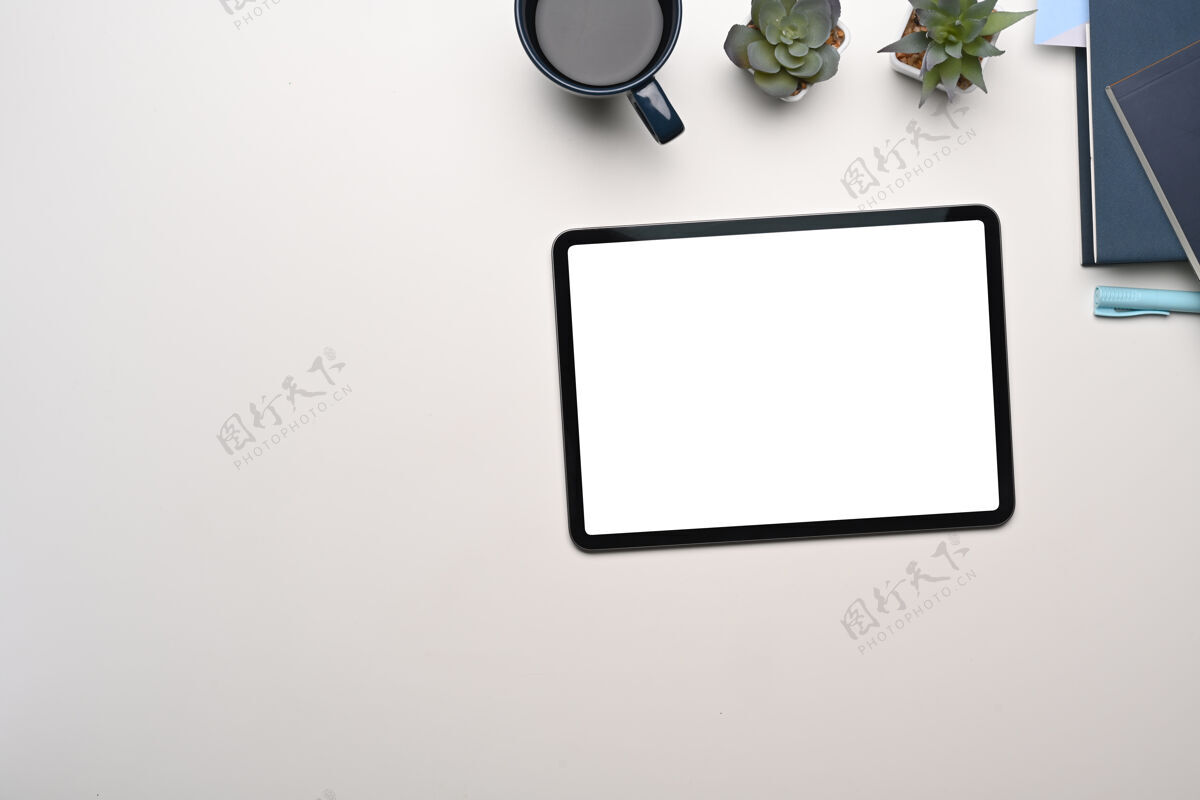 杯子创意设计师工作区顶视图 白色桌面上有数字平板电脑 咖啡杯 笔记本和植物办公桌技术高视图