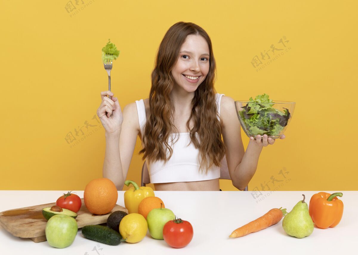 健康中等身材的女人和蔬菜中镜头营养保健