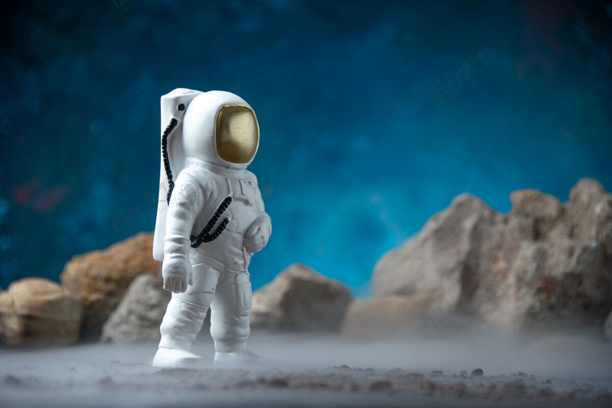 岩石前视图白色宇航员与岩石对月球蓝色科幻幻想宇宙活跃沙滩沙滩