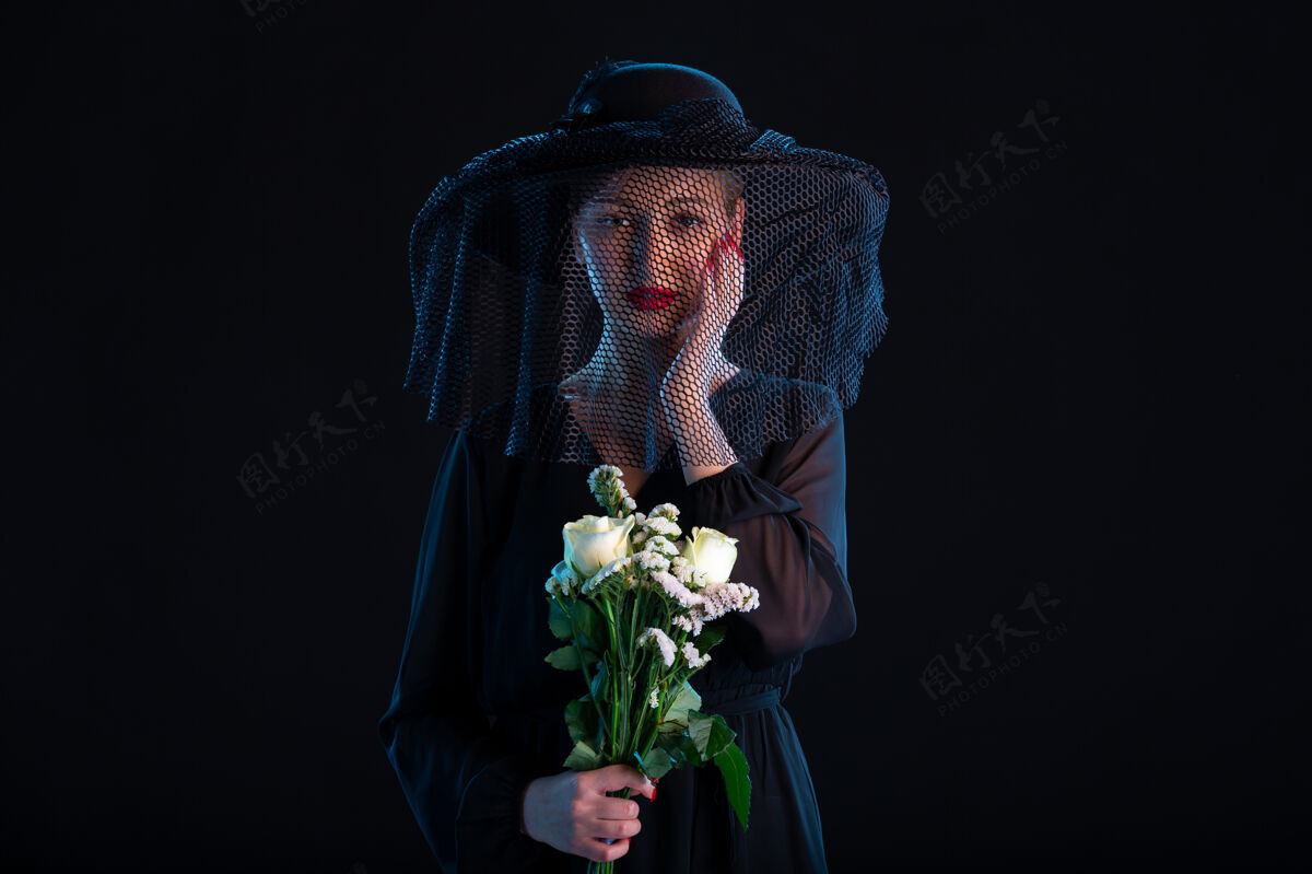 礼服哭哭啼啼的黑衣女子带着鲜花参加了黑死病的悲伤葬礼婚礼新娘死亡