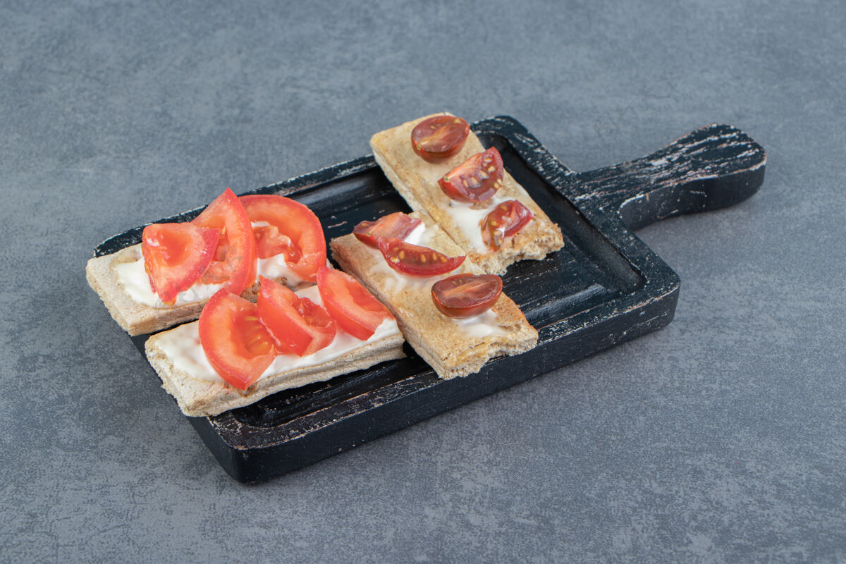 蔬菜在木板上用西红柿烤脆面包食物面包健康